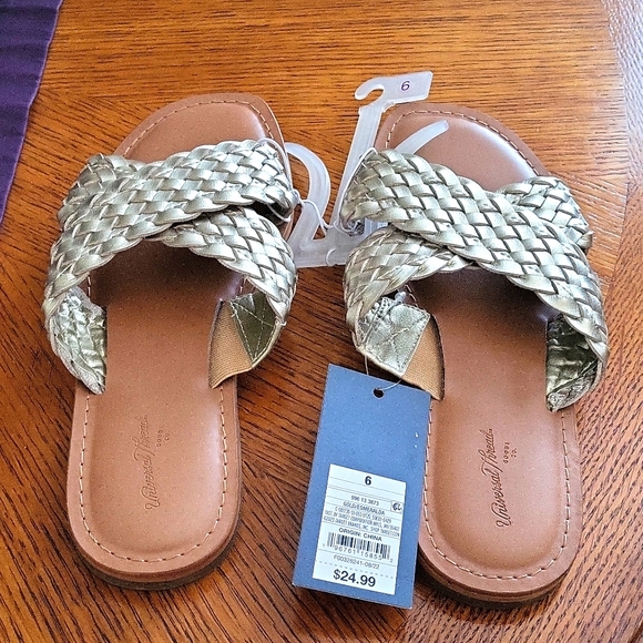 Universal Thread Shoes - Universal Thread Women's Gold Sandals. NWT Size 6